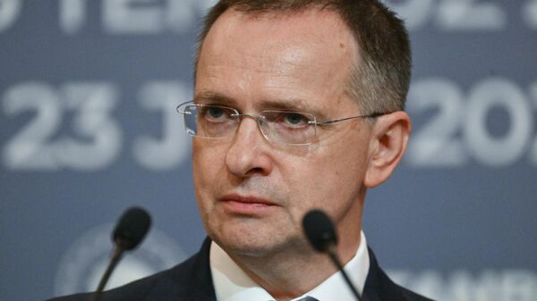 Assessor presidencial da Rússia e chefe da delegação do país nas negociações com a Ucrânia, Vladimir Medinsky durante coletiva de imprensa em junho de 2025 - Sputnik Brasil