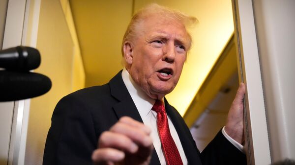 O presidente dos Estados Unidos, Donald Trump, em conversa com jornalistas dentro do avião oficial norte-americano, em outubro de 2025 - Sputnik Brasil