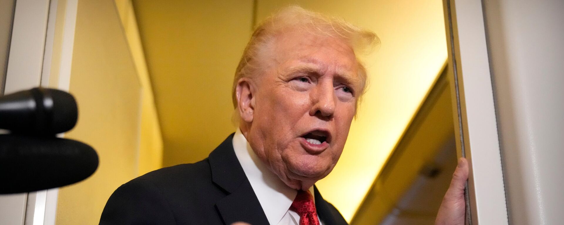 O presidente dos Estados Unidos, Donald Trump, em conversa com jornalistas dentro do avião oficial norte-americano, em outubro de 2025 - Sputnik Brasil, 1920, 02.11.2025
