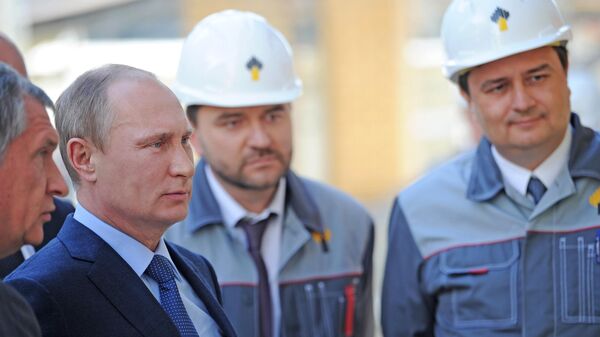 O presidente russo, Vladimir Putin, durante visita à refinaria de petróleo Tuapse, da Rosneft, em 11 de outubro de 2013 - Sputnik Brasil