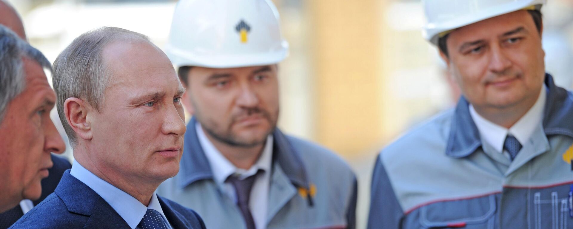 O presidente russo, Vladimir Putin, durante visita à refinaria de petróleo Tuapse, da Rosneft, em 11 de outubro de 2013 - Sputnik Brasil, 1920, 23.10.2025