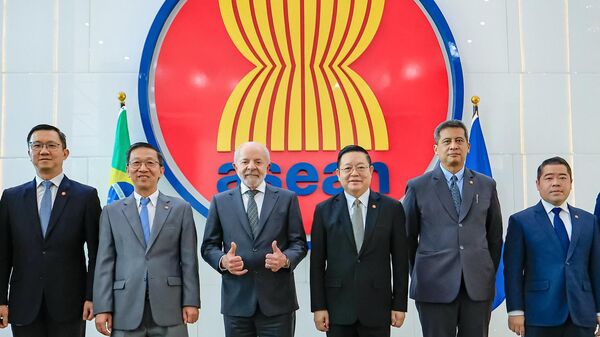 Lula durante fotografia oficial na secretaria-geral da Associação de Nações do Sudeste Asiático (ASEAN, na sigla em inglês), em Jacarta. Indonésia, 24 de outubro de 2025 - Sputnik Brasil