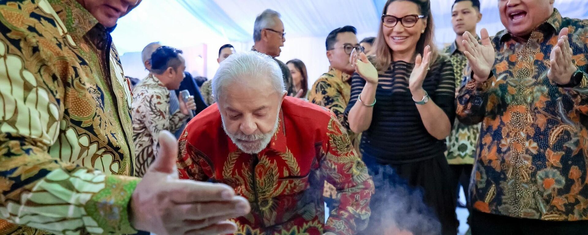 Presidentes do Brasil, Luiz Inácio Lula da Silva, e da Indonésia, Prabowo Subianto, comemoram aniversário com bolo durante homenagem na Indonésia. 24 de outubro de 2025 - Sputnik Brasil, 1920, 24.10.2025