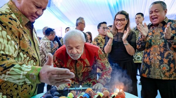 Presidentes do Brasil, Luiz Inácio Lula da Silva, e da Indonésia, Prabowo Subianto, comemoram aniversário com bolo durante homenagem na Indonésia. 24 de outubro de 2025 - Sputnik Brasil