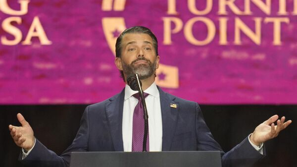 Donald Trump Jr. discursa em um memorial para o ativista conservador Charlie Kirk, no Estádio State Farm em Glendale, Arizona, 21 de setembro de 2025 - Sputnik Brasil