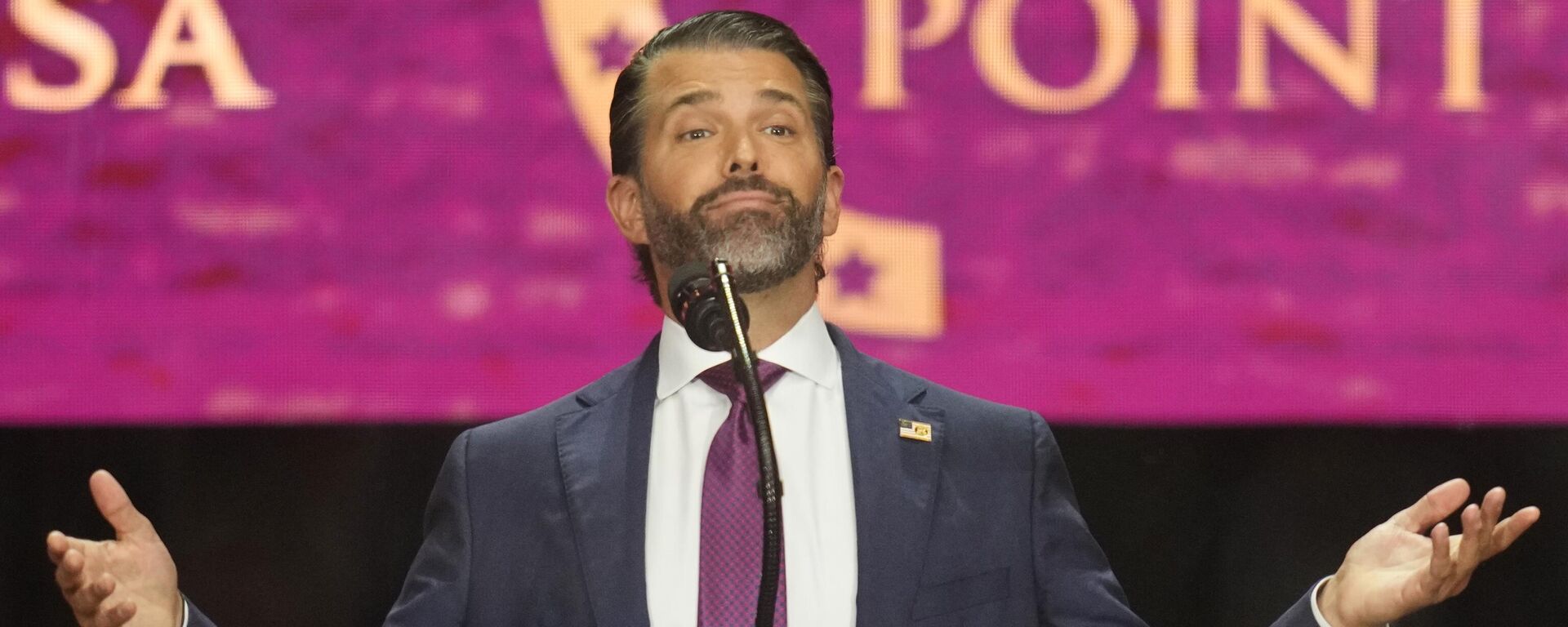 Donald Trump Jr. discursa em um memorial para o ativista conservador Charlie Kirk, no Estádio State Farm em Glendale, Arizona, 21 de setembro de 2025 Donald Trump Jr. discursa em um memorial para o ativista conservador Charlie Kirk, no Estádio State Farm em Glendale, Arizona, 21 de setembro de 2025 - Sputnik Brasil, 1920, 25.10.2025