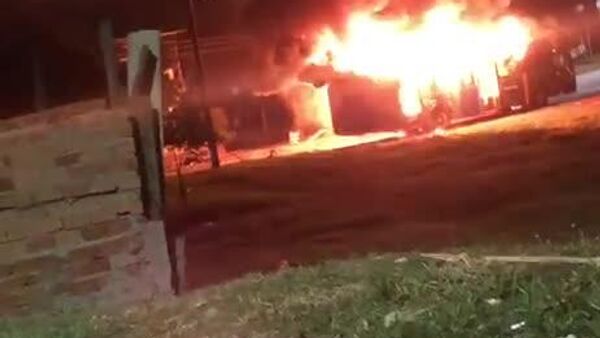 Dois homens morrem e ônibus é incendiado após confronto com a PM em Piracicaba - Sputnik Brasil