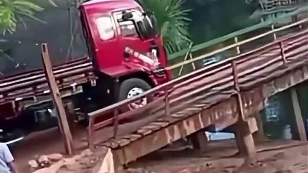 🪵 Caminhão cai em rio após ponte de madeira desabar no Maranhão - Sputnik Brasil