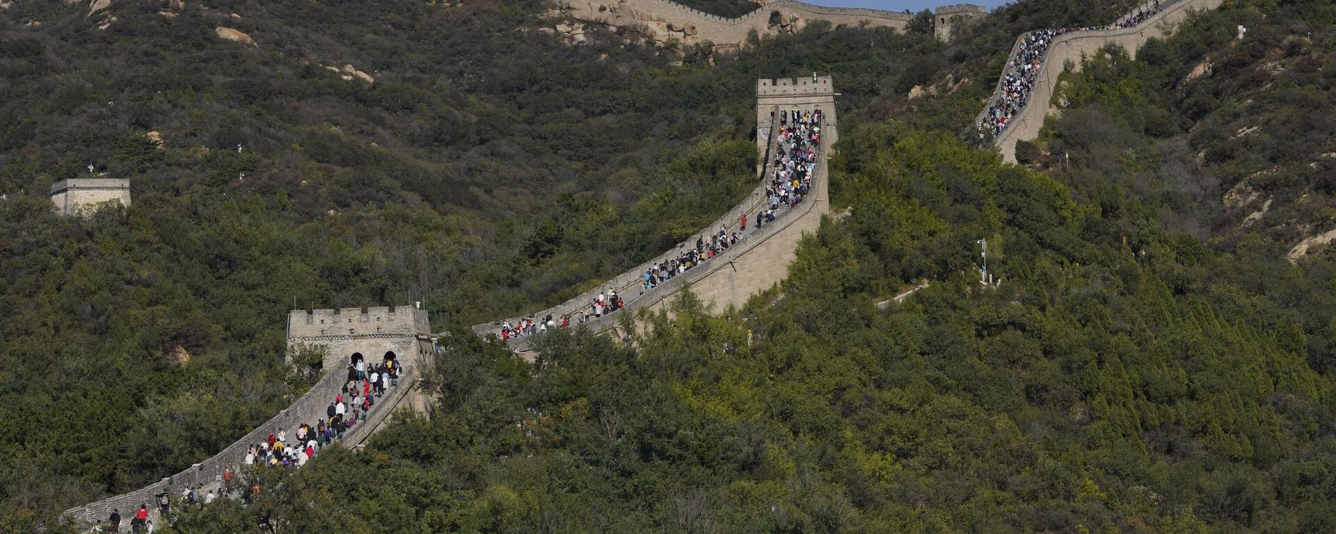 Turistas escalam um trecho da Grande Muralha de Badaling, na China, nos arredores de Pequim, 6 de outubro de 2020 - Sputnik Brasil, 1920, 26.10.2025
