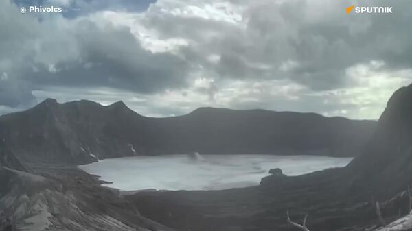 Vulcão Taal entra em erupção nas Filipinas e lança nuvens de cinzas a mais de 2 km de altura - Sputnik Brasil
