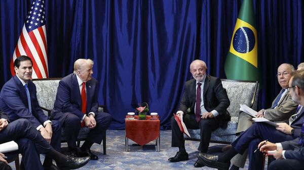O presidente Luiz Inácio Lula da Silva e o presidente dos Estados Unidos, Donald Trump em Kuala Lumpur, na Malásia, durante a cúpula da ASEAN, na primeira reunião entre os dois líderes.
 - Sputnik Brasil