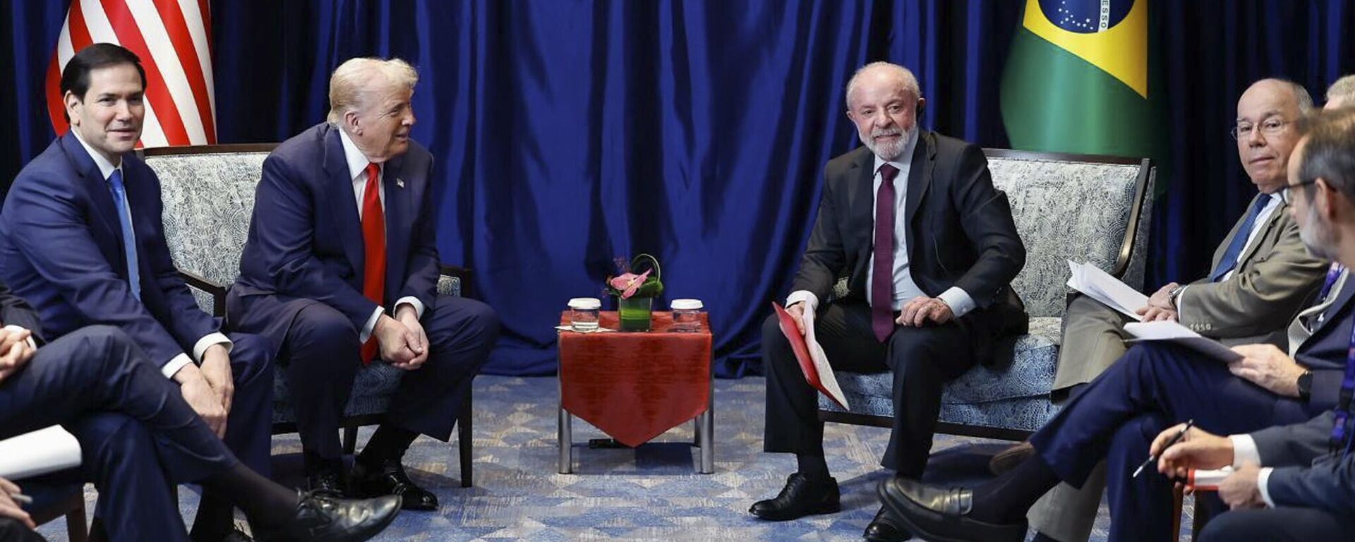 O presidente Luiz Inácio Lula da Silva e o presidente dos Estados Unidos, Donald Trump em Kuala Lumpur, na Malásia, durante a cúpula da ASEAN, na primeira reunião entre os dois líderes.
 - Sputnik Brasil, 1920, 26.10.2025