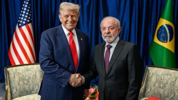 Os presidentes dos Estados Unidos, Donald Trump, e do Brasil, Luiz Inácio Lula da Silva (PT) se reuniram em Kuala Lumpur, na Malásia, às margens da Cúpula da ASEAN. Outubro de 2025. - Sputnik Brasil