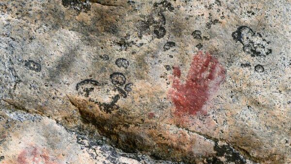 Em destaque, uma marca de mão (em vermelho), parte das pinturas rupestres nos penhascos de Astuvansalmi, Finlândia - Sputnik Brasil