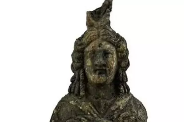 Busto de bronze de 20 centímetros da deusa egípcia Ísis Busto de bronze de 20 centímetros da deusa egípcia Ísis - Sputnik Brasil