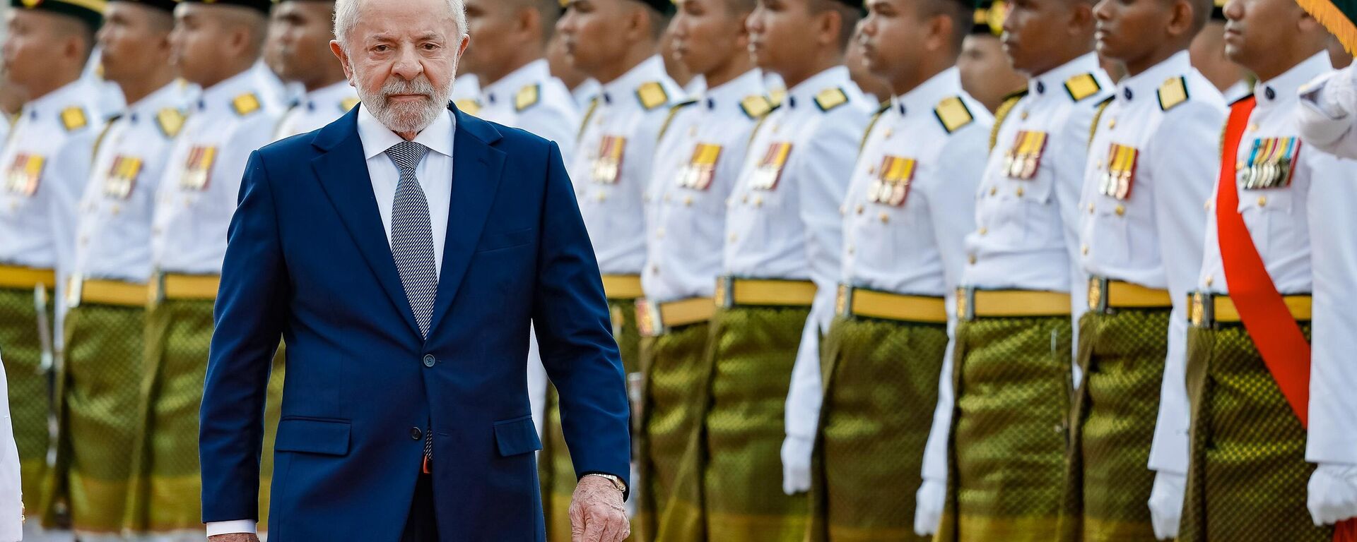 O presidente do Brasil, Luiz Inácio Lula da Silva, durante cerimônia oficial de boas-vindas no palácio de governo da Malásia - Sputnik Brasil, 1920, 27.10.2025