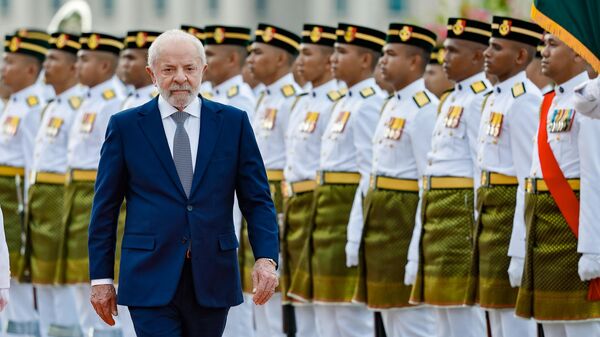 O presidente do Brasil, Luiz Inácio Lula da Silva, durante cerimônia oficial de boas-vindas no palácio de governo da Malásia - Sputnik Brasil