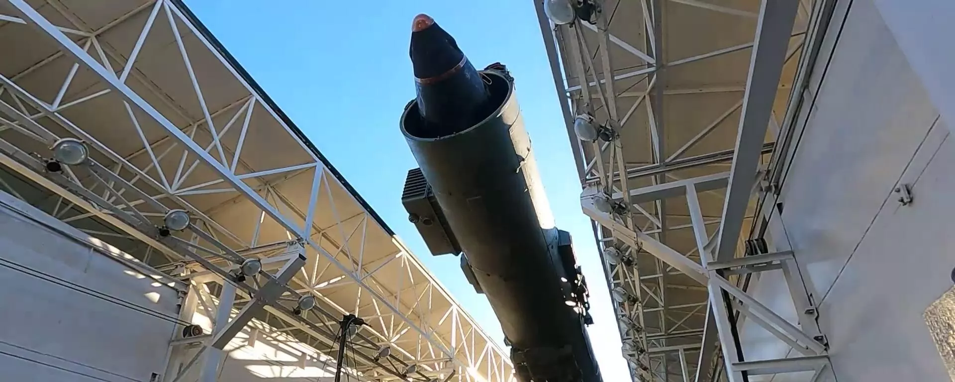 Lançamento de um míssil balístico intercontinental (ICBM, na sigla em inglês) Yars durante exercício de forças nucleares estratégicas envolvendo componentes terrestres, marítimos e aéreos - Sputnik Brasil, 1920, 29.10.2025