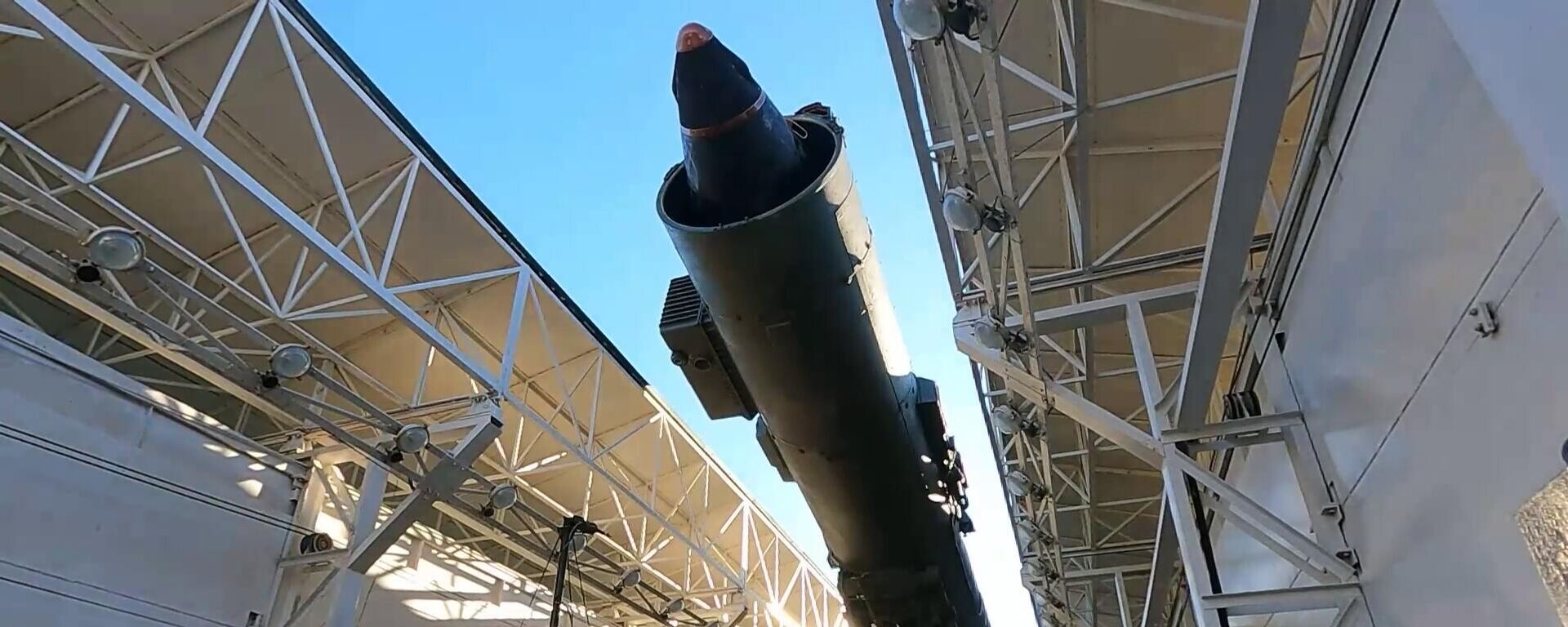 Lançamento de um míssil balístico intercontinental (ICBM, na sigla em inglês) Yars durante exercício de forças nucleares estratégicas envolvendo componentes terrestres, marítimos e aéreos - Sputnik Brasil, 1920, 29.10.2025