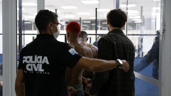 Suspeitos são detidos durante operação policial contra o Comando Vermelho na zona Norte do Rio de Janeiro e conduzidos para a Cidade da Polícia Civil. 28 de outubro de 2025 - Sputnik Brasil