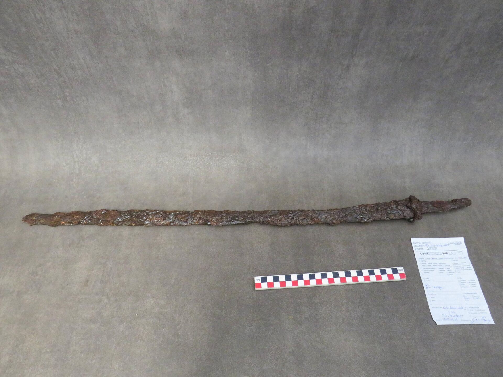 Sabre encontrado em túmulo de um guerreiro ávaro do século VII d.C., na Hungria Sabre encontrado em túmulo de um guerreiro ávaro do século VII d.C., na Hungria