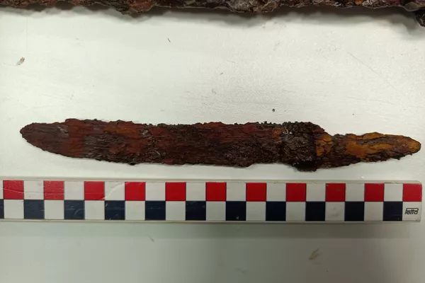 Uma longa faca encontrada entre os artefatos do túmulo de um guerreiro ávaro do século VII d.C., na Hungria Uma longa faca encontrada entre os artefatos do túmulo de um guerreiro ávaro do século VII d.C., na Hungria - Sputnik Brasil