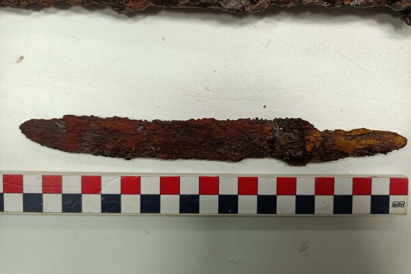 Uma longa faca encontrada entre os artefatos do túmulo de um guerreiro ávaro do século VII d.C., na Hungria - Sputnik Brasil