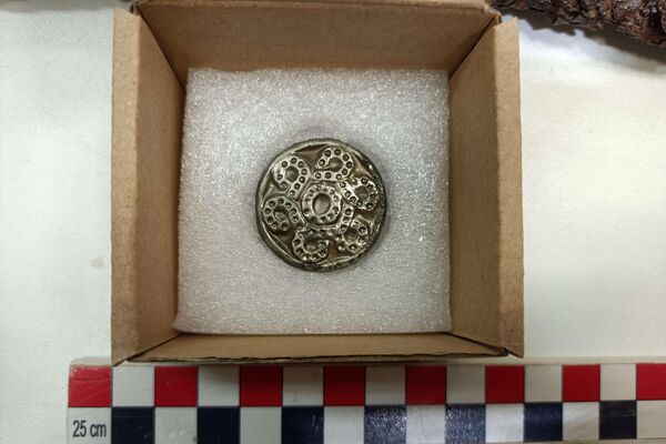 Acessório de prata desenterrado em túmulo de um guerreiro ávaro do século VII d.C., na Hungria - Sputnik Brasil