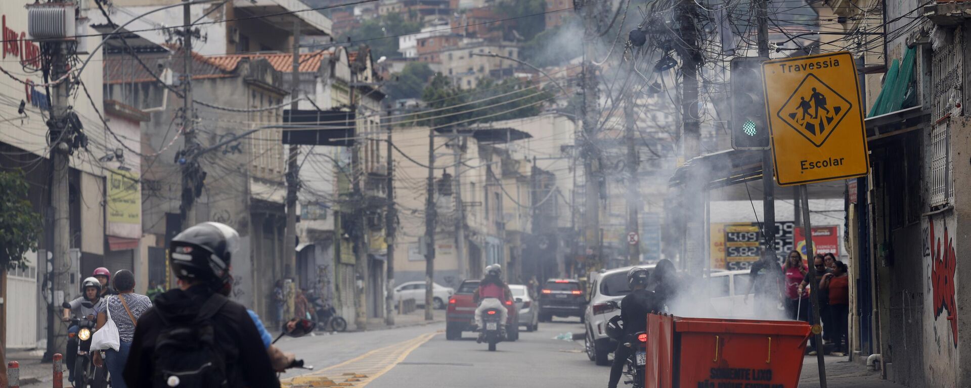 Durante operação da policia contra o Comando Vermelho nos complexos da Penha e Alemão, no Rio de Janeiro, bandidos ordenam fechamento de comércio e usam lixeiras incendiadas para bloquear a via na rua Itapiru, no Catumbi, 28 de outubro de 2025 - Sputnik Brasil, 1920, 07.11.2025