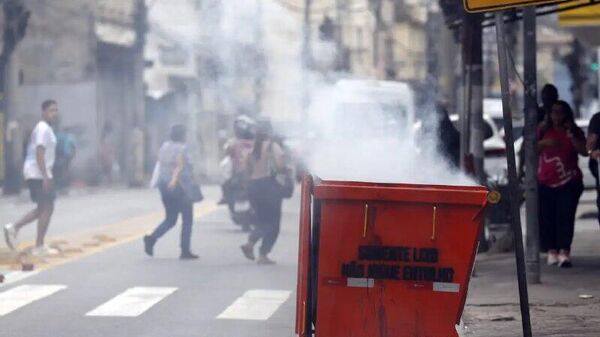Durante megaoperação da policia contra o Comando Vermelho, bandidos ordenam fechamento de comércio e usam lixeiras incendiadas para bloquear a via na rua Itapiru, no bairro do Catumbi. Rio de Janeiro (RJ), 28 de outubro de 2025 - Sputnik Brasil
