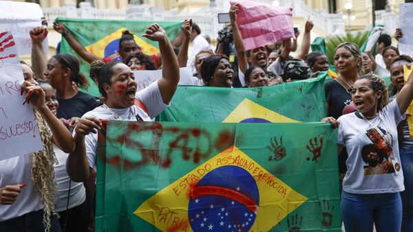 Protestos contra o governador do Rio de Janeiro, Cláudio Castro, em frente ao Palácio Guanabara após operação que deixou mais de 120 mortos nos complexos da Penha e do Alemão. 29 de outubro de 2025 - Sputnik Brasil