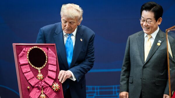 Presidente dos Estados Unidos, Donald Trump, recebe medalha da Grande Ordem de Mugunghwa de seu homólogo sul-coreano Lee Jae Myung, em Seul, 29 de outubro de 2025 - Sputnik Brasil