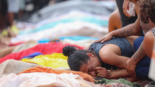 Dezenas de corpos são trazidos por moradores para a praça São Lucas, na Penha, bairro da Zona Norte do Rio de Janeiro, como resultado da operação Contenção, em 29 de outubro de 2025 - Sputnik Brasil