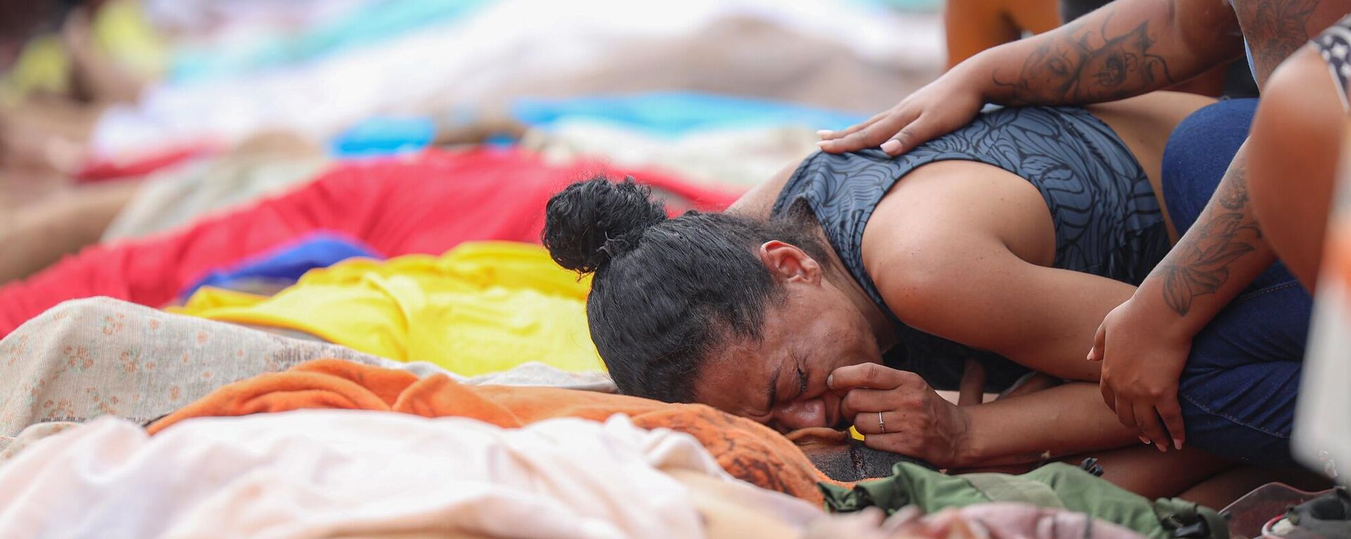 Dezenas de corpos são trazidos por moradores para a praça São Lucas, na Penha, bairro da Zona Norte do Rio de Janeiro, como resultado da operação Contenção, em 29 de outubro de 2025 - Sputnik Brasil, 1920, 29.10.2025