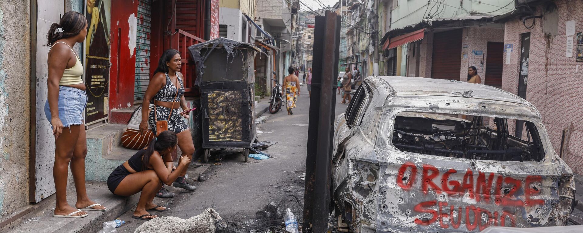 Moradores em meio a carros incendiados um dia após a megaoperação das polícias Militar e Civil que provocou mais de 120 mortes nos complexos da Penha e do Alemão. Rio de Janeiro (RJ), 29 de outubro de 2025 - Sputnik Brasil, 1920, 05.11.2025
