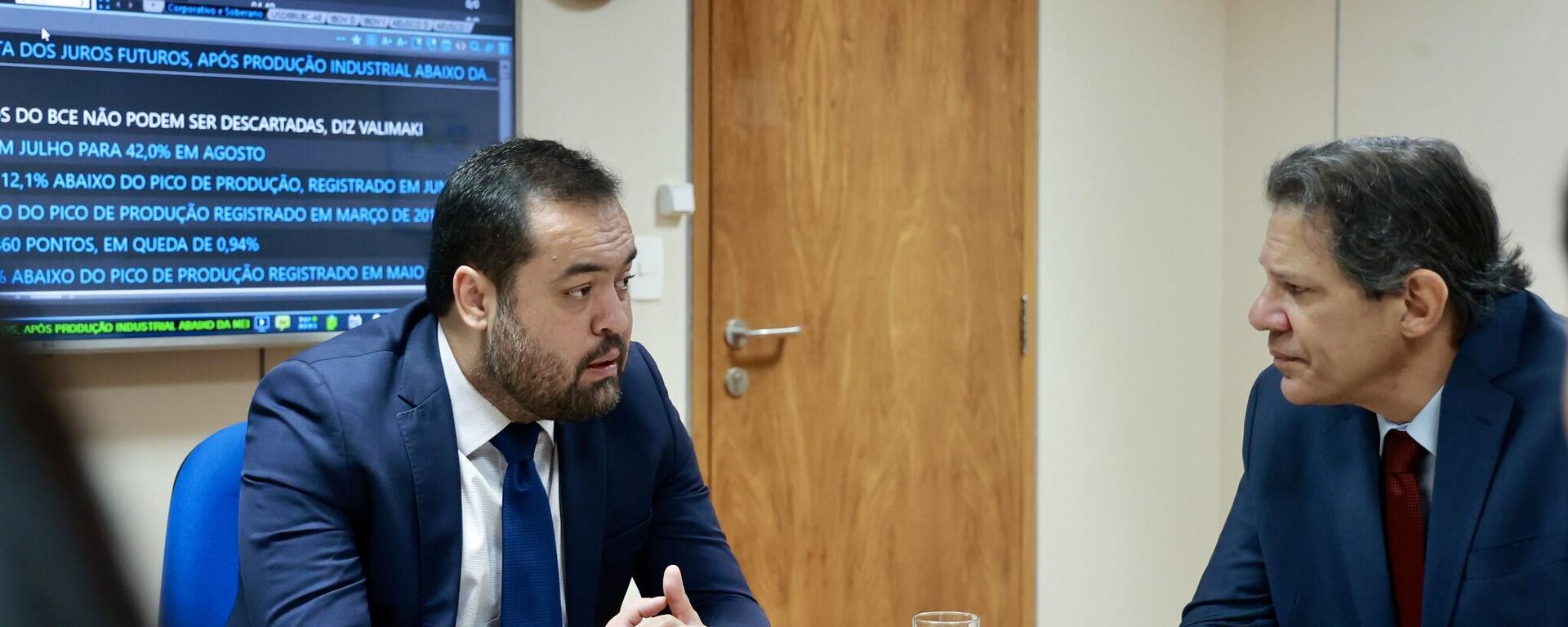 Governador do Rio de Janeiro, Cláudio Castro, se reúne com o ministro da Fazenda, Fernando Haddad, em 8 de março de 2023 - Sputnik Brasil, 1920, 29.10.2025