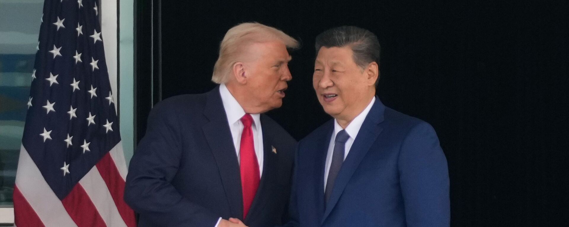 O presidente dos EUA, Donald Trump, e o presidente da China, Xi Jinping - Sputnik Brasil, 1920, 31.10.2025