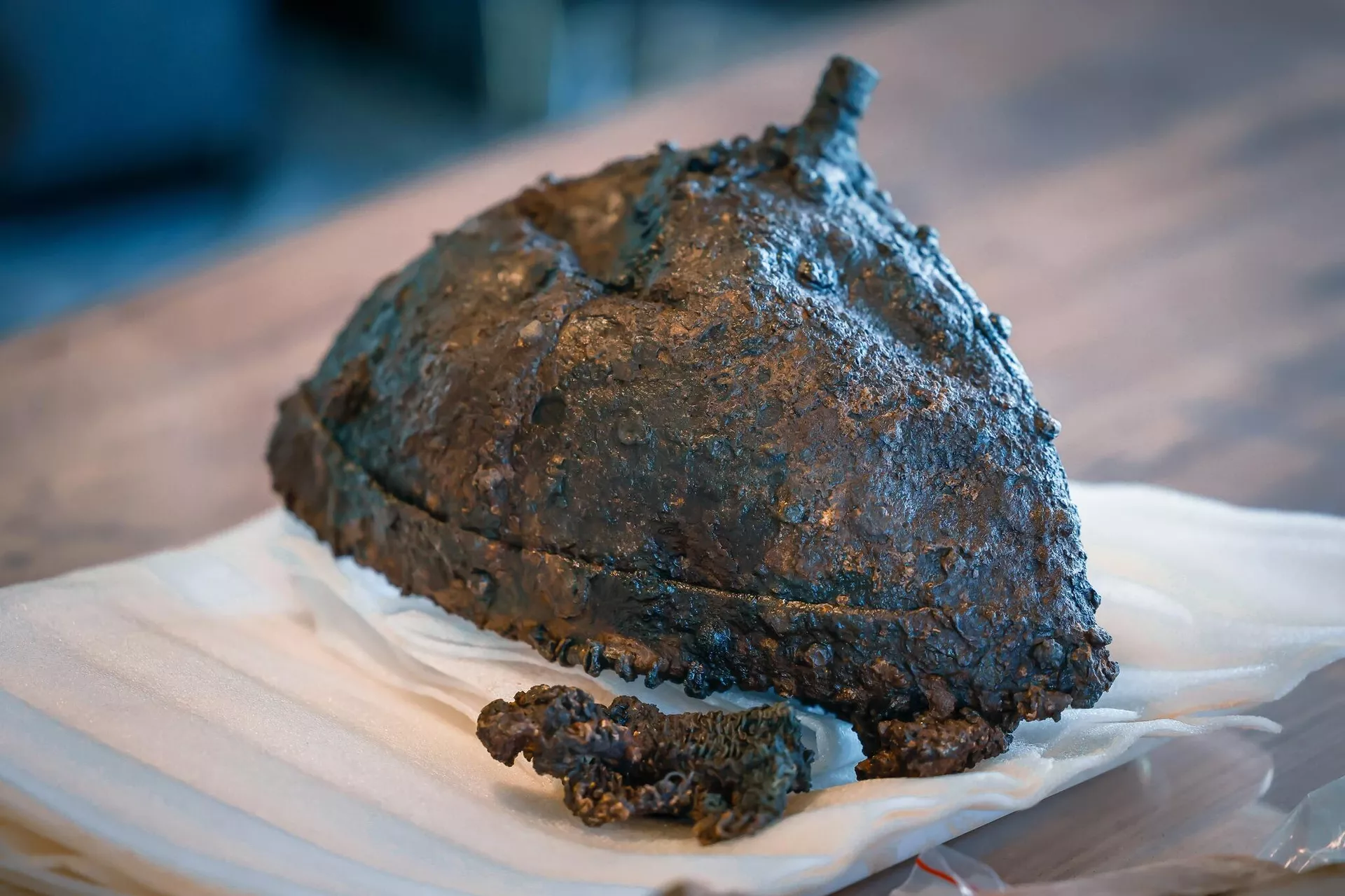 O capacete medieval descoberto por arqueólogos na Fortaleza de Rustavi, na Geórgia. O capacete medieval descoberto por arqueólogos na Fortaleza de Rustavi, na Geórgia. - Sputnik Brasil, 1920, 30.10.2025