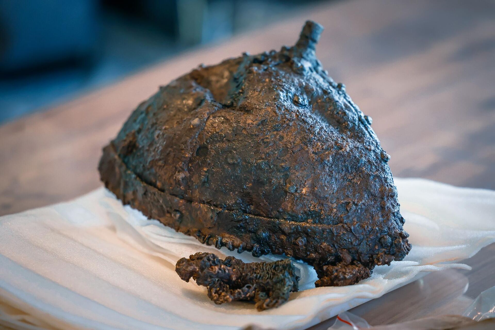 O capacete medieval descoberto por arqueólogos na Fortaleza de Rustavi, na Geórgia. O capacete medieval descoberto por arqueólogos na Fortaleza de Rustavi, na Geórgia.