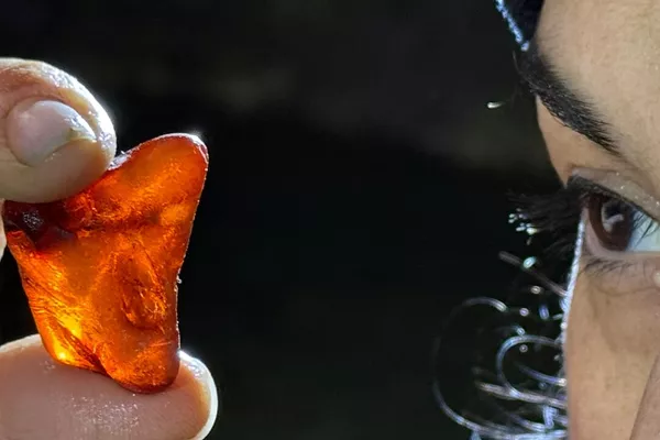 Objeto de âmbar do período helenístico encontrado no sítio arqueológico das cavernas de Pertosa-Auletta, no sul da Itália Objeto de âmbar do período helenístico encontrado no sítio arqueológico das cavernas de Pertosa-Auletta, no sul da Itália - Sputnik Brasil