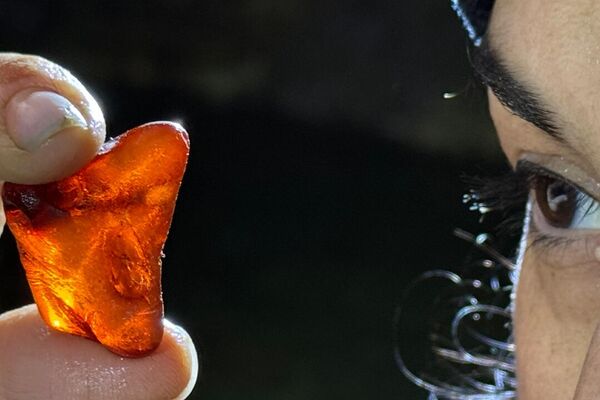 Objeto de âmbar do período helenístico encontrado no sítio arqueológico das cavernas de Pertosa-Auletta, no sul da Itália - Sputnik Brasil