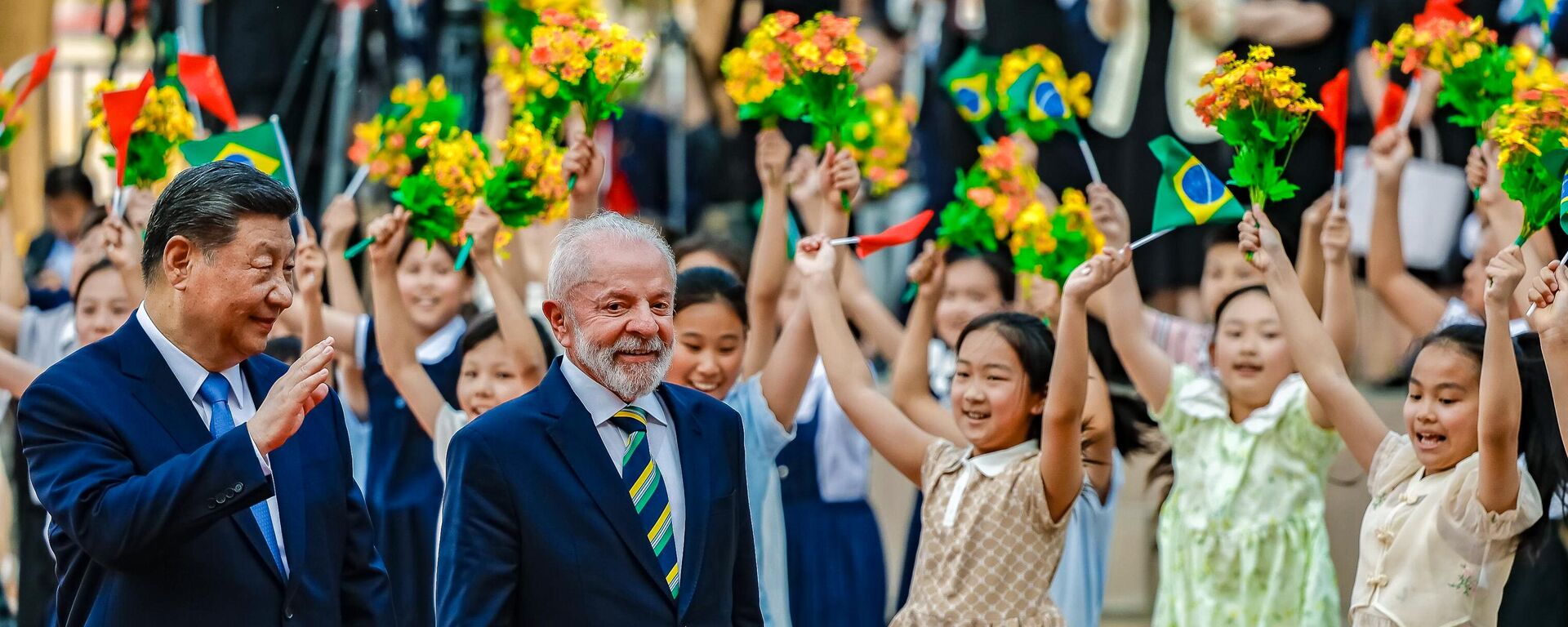 O presidente do Brasil, Luiz Inácio Lula da Silva, acompanhado do homólogo chinês, Xi Jinping, durante cerimônia de boas-vindas no Grande Palácio do Povo. Pequim, China, 13 de maio de 2025 - Sputnik Brasil, 1920, 30.10.2025