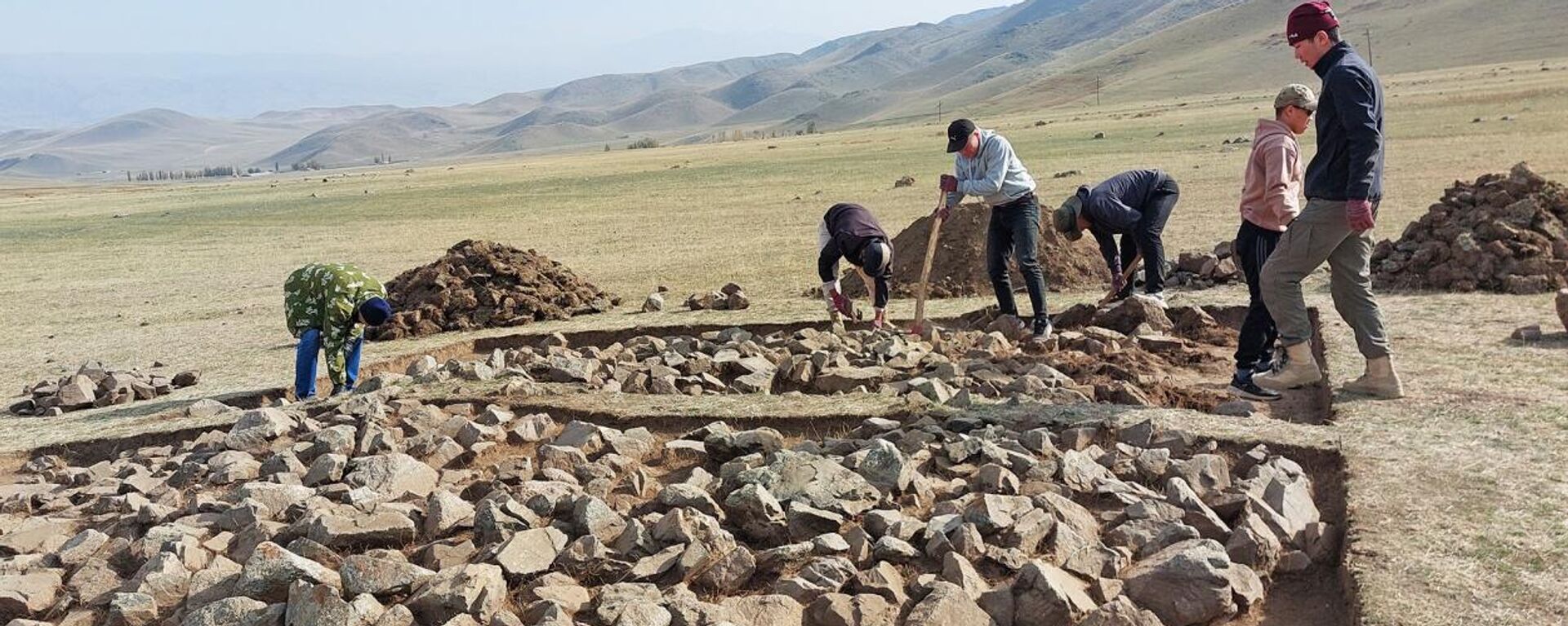 Arqueólogos da região da Grande Altai, no Quirguistão, descobriram uma antiga figura feminina esculpida em pedra - Sputnik Brasil, 1920, 31.10.2025
