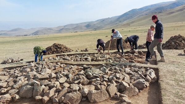 Arqueólogos da região da Grande Altai, no Quirguistão, descobriram uma antiga figura feminina esculpida em pedra - Sputnik Brasil