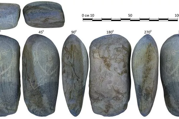 Arqueólogos da região da Grande Altai, no Quirguistão, descobriram uma antiga figura feminina esculpida em pedra Arqueólogos da região da Grande Altai, no Quirguistão, descobriram uma antiga figura feminina esculpida em pedra - Sputnik Brasil