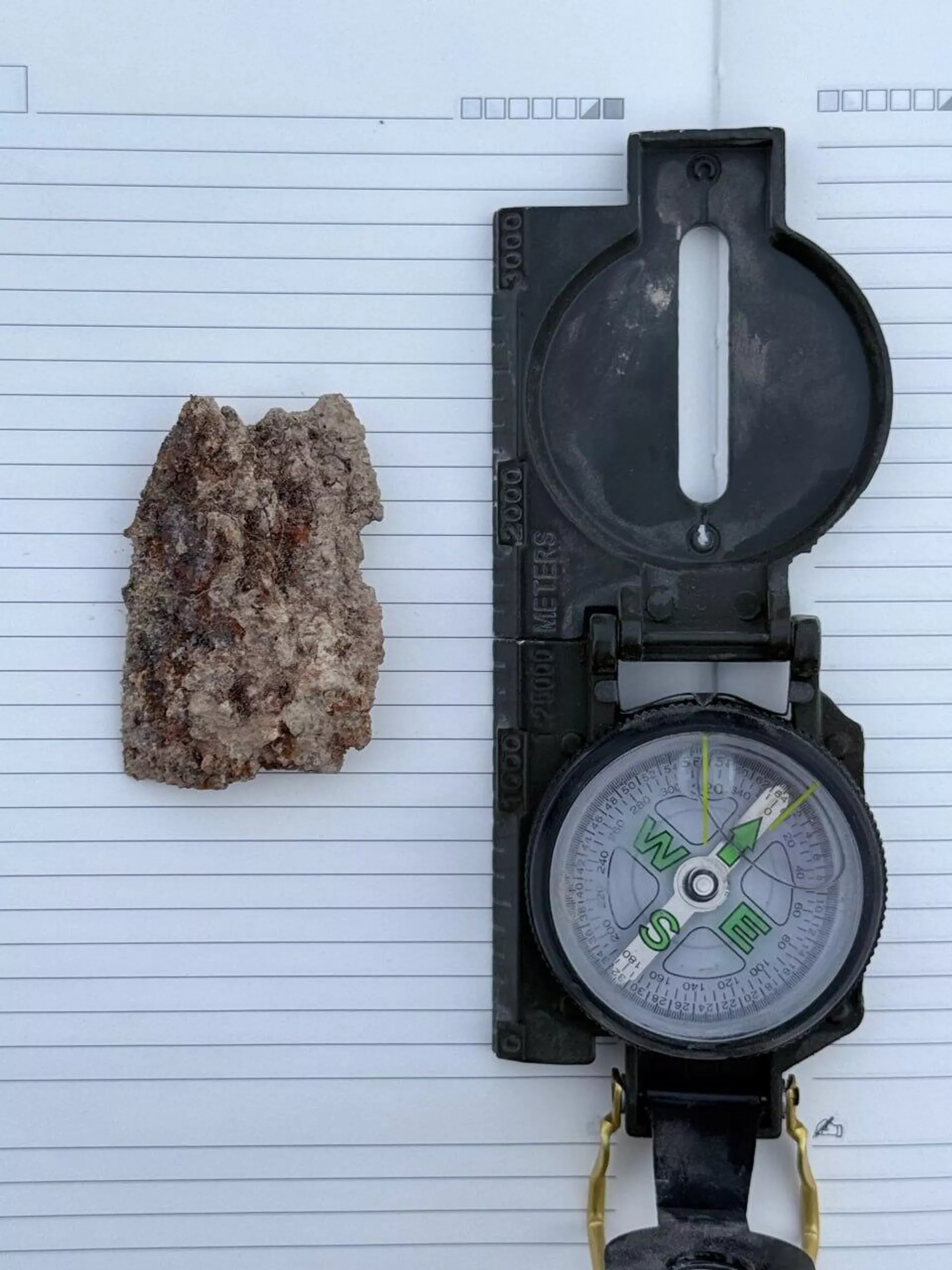 Um fragmento de uma antiga Armadura de metal encontrado durante escavações no território do antigo monumento Kanka, no Uzbequistão - Sputnik Brasil, 1920, 01.11.2025