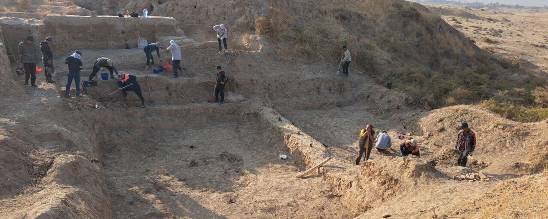 Escavações no território do antigo monumento Kanka, no Uzbequistão - Sputnik Brasil, 1920, 01.11.2025