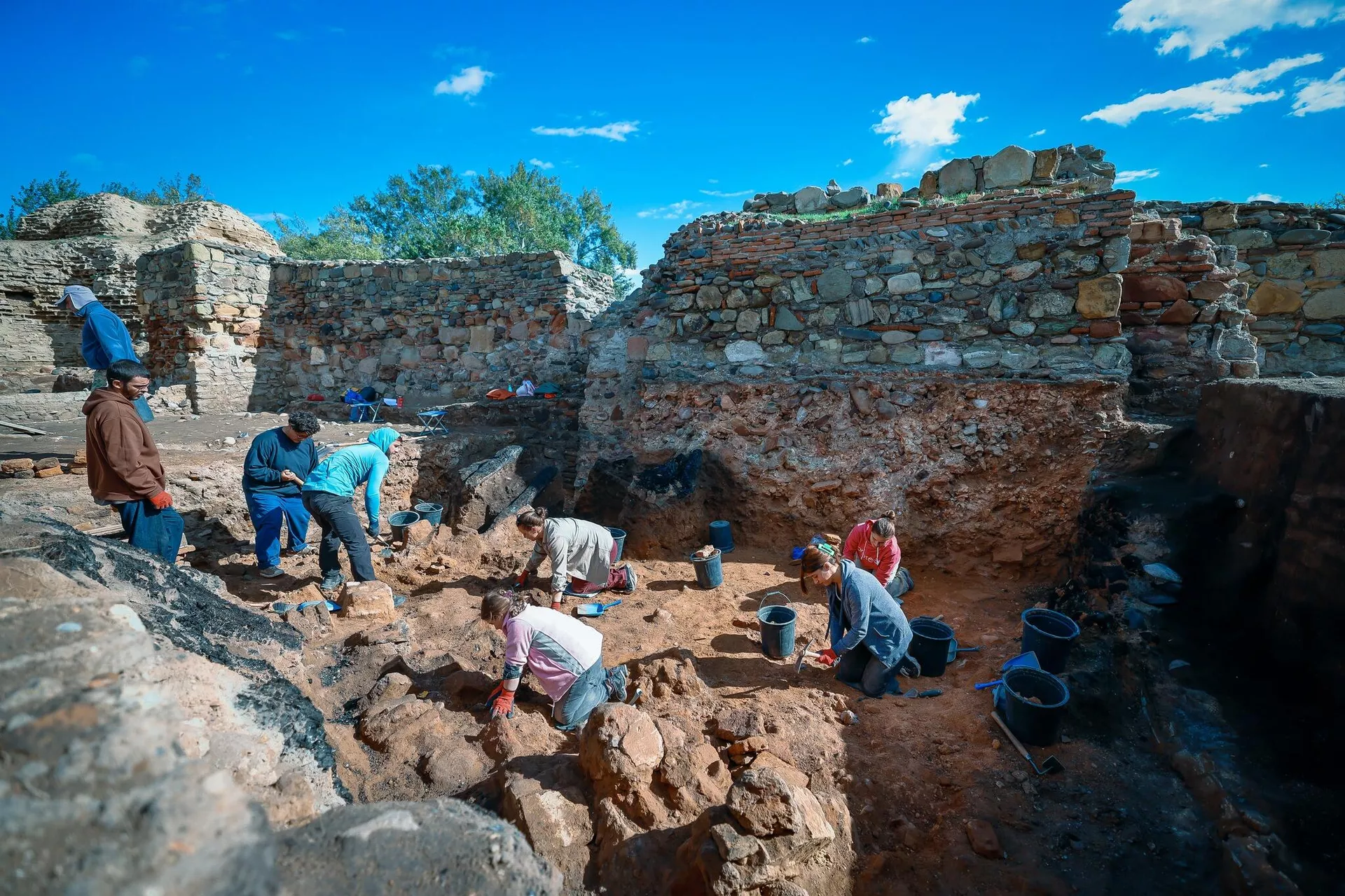 Elmo e cota de malha únicos dos séculos IX-X encontrados na fortaleza de Rustavi, Geórgia - Sputnik Brasil, 1920, 01.11.2025