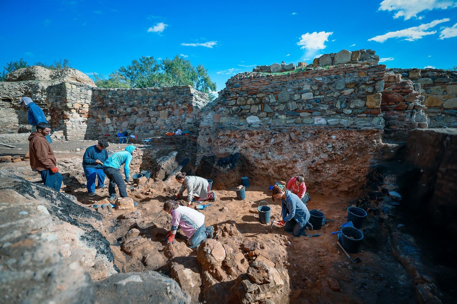 Elmo e cota de malha únicos dos séculos IX-X encontrados na fortaleza de Rustavi, Geórgia - Sputnik Brasil, 1920, 01.11.2025
