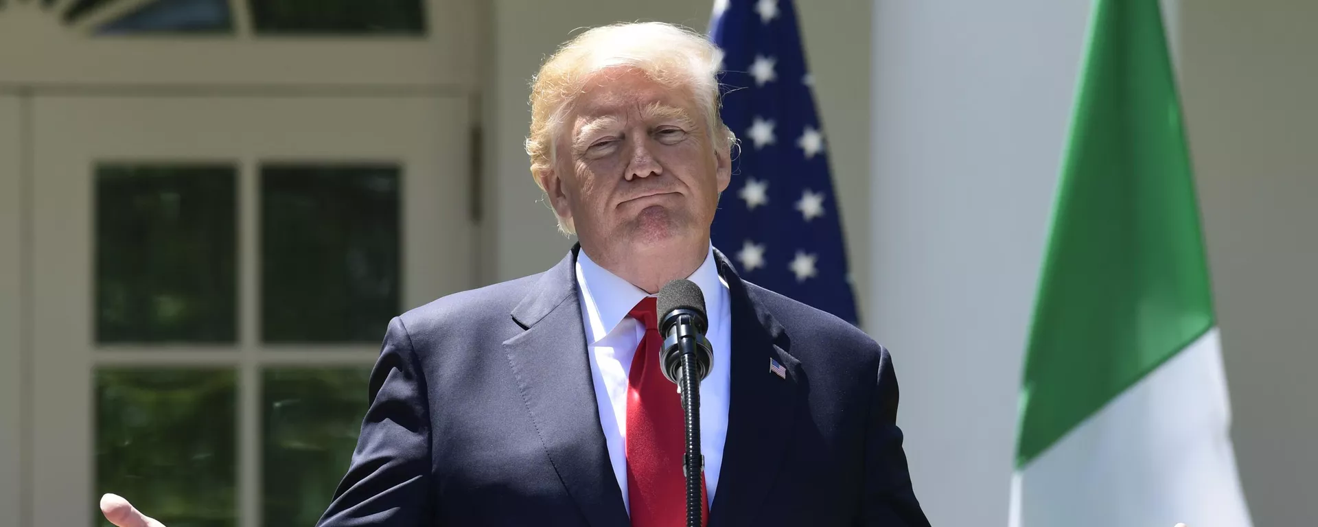 O presidente dos Estados Unidos, Donald Trump, durante encontro oficial com o então presidente nigeriano Muhammadu Buhari, na Casa Branca, em 2018 O presidente dos Estados Unidos, Donald Trump, durante encontro oficial com o então presidente nigeriano Muhammadu Buhari, na Casa Branca, em 2018 - Sputnik Brasil, 1920, 01.11.2025